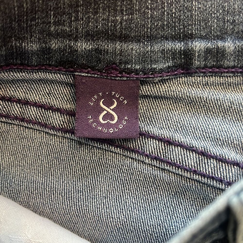 Nice NYDJ Blue Jeans with Roses on Pockets - Picture 8 of 9